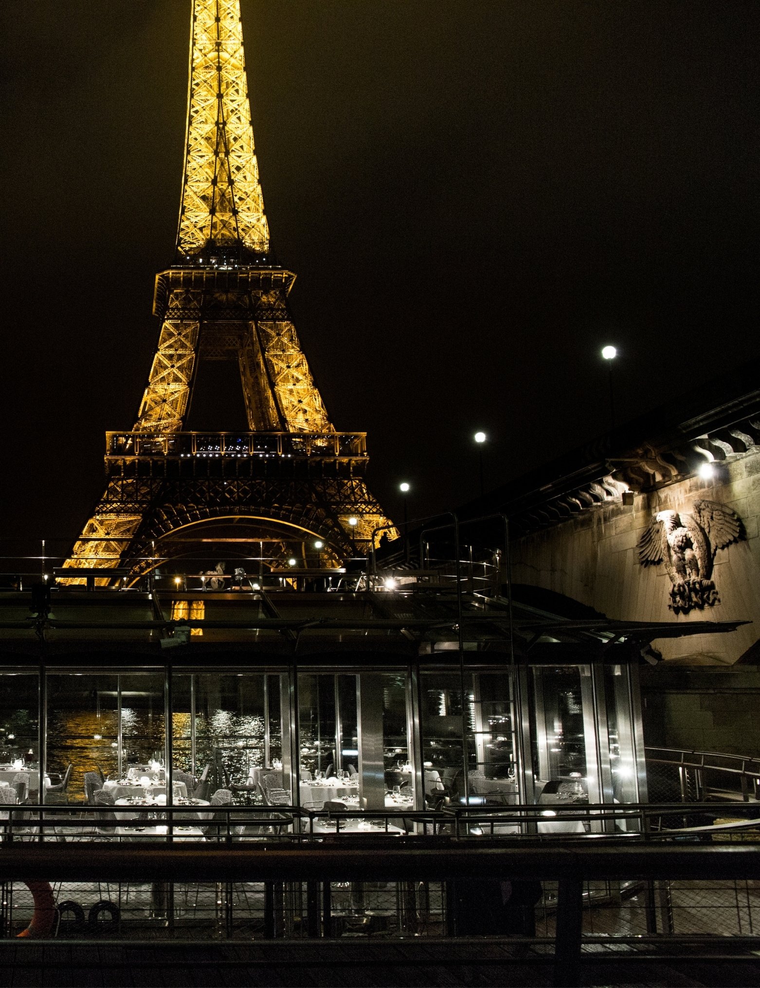 Le parcours de lumière de Paris : la magie de Noël depuis Ducasse sur Seine